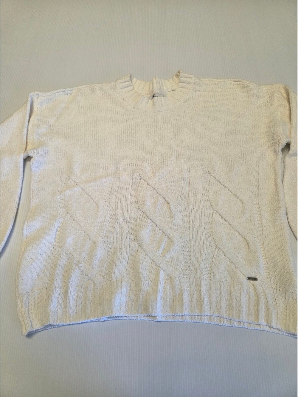 Hollister Women's Large Cream Cable Knit Sweater